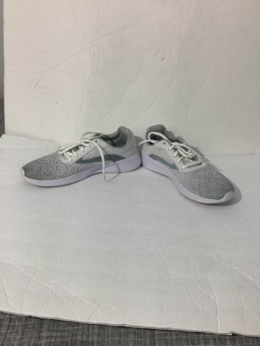 ATHLETIC WORKS WOMAN MEMORY FOAM GRAY SNEAKERS WALK SHOES SIZE 9 - Picture 6 of 10